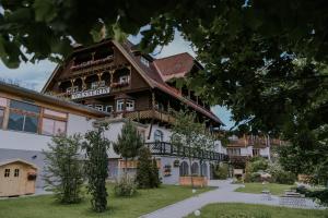 ein großes Haus mit einem Gameradach in der Unterkunft G'sund & Natur Hotel Die Wasnerin - Adults Only in Bad Aussee