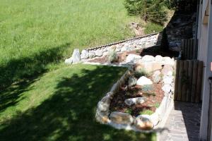 Ein Garten an der Unterkunft Haus Güatli