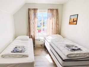Posteľ alebo postele v izbe v ubytovaní Five-Bedroom Holiday home in Vevang 1
