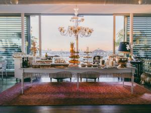 einen Tisch mit Essen drauf in einem Zimmer mit Fenster in der Unterkunft Grand Ferdinand Vienna – Your Hotel In The City Center in Wien