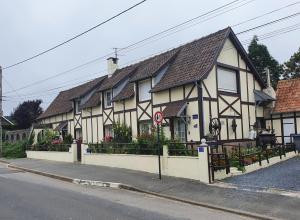 um edifício ao lado de uma rua em Le Vieux Logis em Neufchâtel-Hardelot