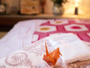 Postel nebo postele na pokoji v ubytování Kyounoyado HANA Nishijin - Kimono no Yado