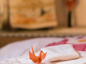 Postel nebo postele na pokoji v ubytování Kyounoyado HANA Nishijin - Kimono no Yado