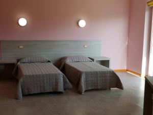 A bed or beds in a room at Hotel Clodi
