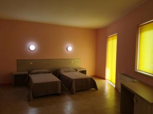 A bed or beds in a room at Hotel Clodi