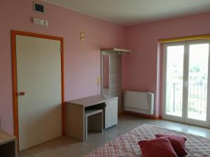 A bed or beds in a room at Hotel Clodi
