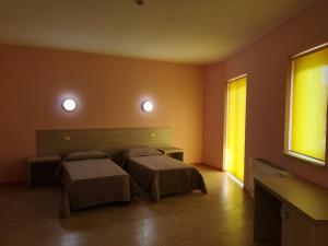 A bed or beds in a room at Hotel Clodi