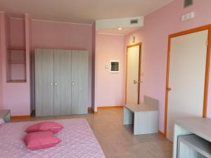 A bed or beds in a room at Hotel Clodi