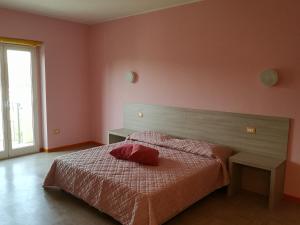 A bed or beds in a room at Hotel Clodi