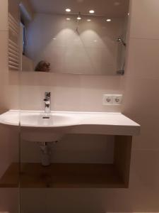 Ein Badezimmer in der Unterkunft Haus Güatli