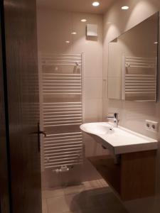 ein Badezimmer mit Waschbecken und Spiegel in der Unterkunft Haus Güatli in Gaschurn