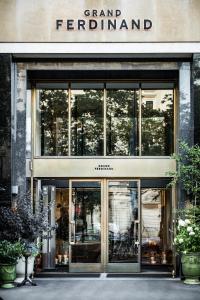 ein Geschäft vor einem Laden mit Glastüren in der Unterkunft Grand Ferdinand Vienna – Your Hotel In The City Center in Wien