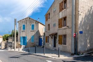 Photo de la galerie de l'établissement THE CREW HOUSE LA CIOTAT - Maison de pêcheur en triplex 3 chambres et box privatif au dessus du Vieux Port, à La Ciotat