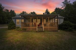 uma casa com um alpendre num quintal em Chandler Hill Base Camp - Enjoy A Nature Getaway in this Rustic Home in the Mountains, 10 minutes from Sunday River Ski Mountain! home em Bethel