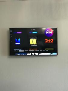 Televízia a/alebo spoločenská miestnosť v ubytovaní 1 Мая ,8А