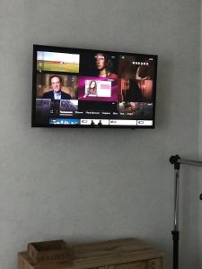 Televízia a/alebo spoločenská miestnosť v ubytovaní 1 Мая ,8А
