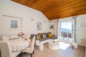 - un salon avec un canapé et une table dans l'établissement Indy's Beach Apartments, à Dubrovnik