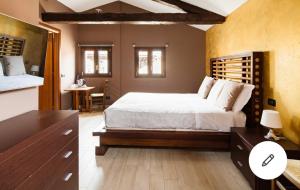 2 fotos de un dormitorio con cama y escritorio en Blu Suite en Venecia