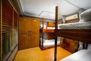 Little Charm Hanoi Hostel客房内的一张或多张床位