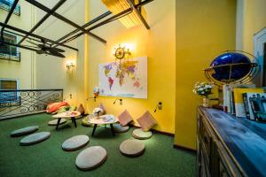 Little Charm Hanoi Hostel的休息区