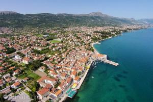 una vista aérea de una ciudad sobre el agua en Apartment Franka en Kaštela