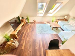 ヴェスプレームにあるWood Apartman Deluxe Belvárosのソファとテレビのあるリビングルーム