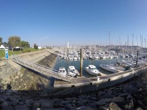 un port de plaisance avec des bateaux amarrés dans un port dans l'établissement Très joli duplex Port Crouesty Morbihan, à Arzon