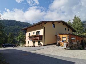 uma casa com um carro estacionado em frente em Gästehaus Scheiber em Sölden