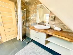 ヴェスプレームにあるWood Apartman Deluxe Belvárosの洗面台と鏡のあるバスルーム +21枚の写真