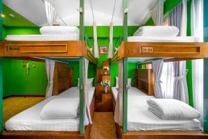 Divstāvu gulta vai divstāvu gultas numurā naktsmītnē Little Charm Hanoi Hostel - Homestay
