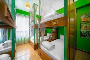 Little Charm Hanoi Hostel客房内的一张或多张床位