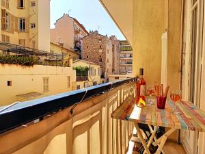 uma mesa numa varanda com vista para a cidade em Nestor&Jeeves - PASSION RIVIERA - Central - Close sea - Balcony em Nice