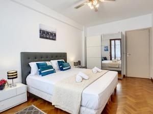 1 dormitorio con 1 cama blanca grande con almohadas azules en Nestor&Jeeves - PASSION RIVIERA - Central - Close sea - Balcony, en Niza