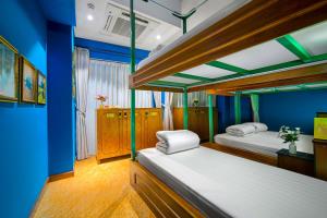 Little Charm Hanoi Hostel客房内的一张或多张床位