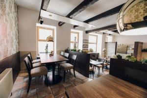 Posedenie v ubytovaní Point Pension