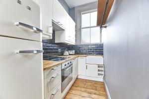 Кухня или кухненски бокс в Host & Stay - The Old Courtroom Flat
