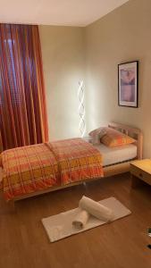 una camera con due letti e un tappeto sul pavimento di Ristorante Dosso a Sigirino