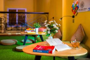 Little Charm Hanoi Hostel的休息区