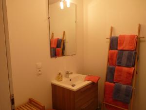 y baño con lavabo y espejo. en Aux Pierres de Nozières, en Gramat
