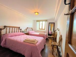 Säng eller sängar i ett rum på El Rincón de Golobar en Brañosera