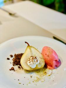 un plato blanco con un postre en una mesa en Hotel Arche Geologiczna en Varsovia