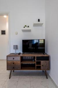 TV a/nebo společenská místnost v ubytování Stenorimi Valley House - Livadi, Astypalea