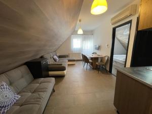 Posedenie v ubytovaní Smeraldo Apartmanok Siófok