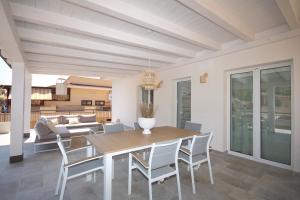 - une salle à manger avec une table et des chaises dans l'établissement Al Covo dei Mori, à Bagheria