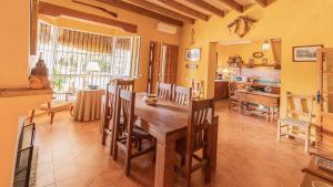 ein Esszimmer mit einem Holztisch und Stühlen in der Unterkunft Casa Rural Santa Ana in Marchena