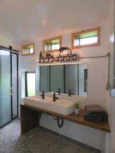 La salle de bains est pourvue d'un lavabo et d'un miroir. dans l'établissement 墾丁包棟民宿哪尼 - 2位即可包棟, à Eluan