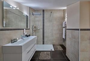 Bilik mandi di Hotel Goldener Greif