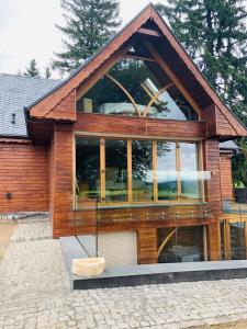 ein Haus mit einem großen Fenster an der Seite in der Unterkunft Ferienhaus Jeschkenpanorama in Luftkurort Lückendorf