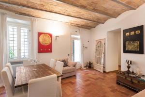 A seating area at Lovely Colosseum loft apartment