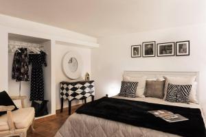 A bed or beds in a room at Lovely Colosseum loft apartment